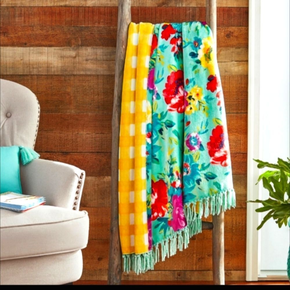 SOLD Woman plush throw, reversible to yellow gingham. Gift IDEA 💡